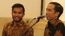 Presiden Joko Widodo bersama top skor dan pemain terbaik Piala Presiden asal Persib Bandung, Zulham Zamrun  berdiskusi saat ramah tamah di Istana Negara, Jakarta, Senin (19/10/2015). (Bola.com/Vitalis Yogi Trisna)