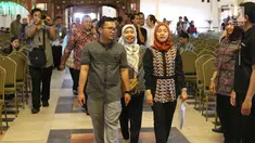 Panitia pernikahan Putri Presiden Joko Widodo, Kahiyang Ayu dan Bobby Nasution sedang berjalan saat geladi resik di Graha Saba, Solo, Senin (6/11). Pernikahan tersebut akan digelar pada Rabu (8/11) lusa. (Liputan6.com/Angga Yuniar)