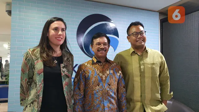Direktur Kebijakan APAC WhatsApp Clair Deevy, Menkominfo Johnny G. Plate, dan Kepala Kebijakan Publik Facebook Indonesia Ruben Hatari di Kantor Kemkominfo, Kamis (7/11/2019). Liputan6.com/Agustin Setyo W.
