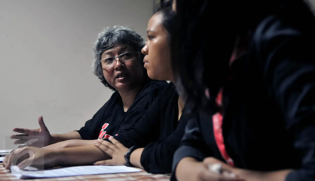 Lita Anggraini dari Jaringan Advokasi Pekerja Rumah Tangga (kiri) saat konferensi pers terkait dugaan penyiksaan terhadap Asisten Rumah Tangga inisial T, Jakarta, Minggu (4/10/2015). T diduga disiksa anggota DPR inisial IH. (Liputan6.com/Johan Tallo)