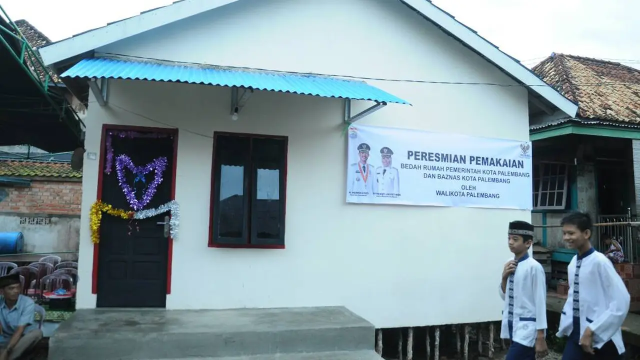 Tangis Haru Warga Palembang Penerima Hadiah Bedah Rumah