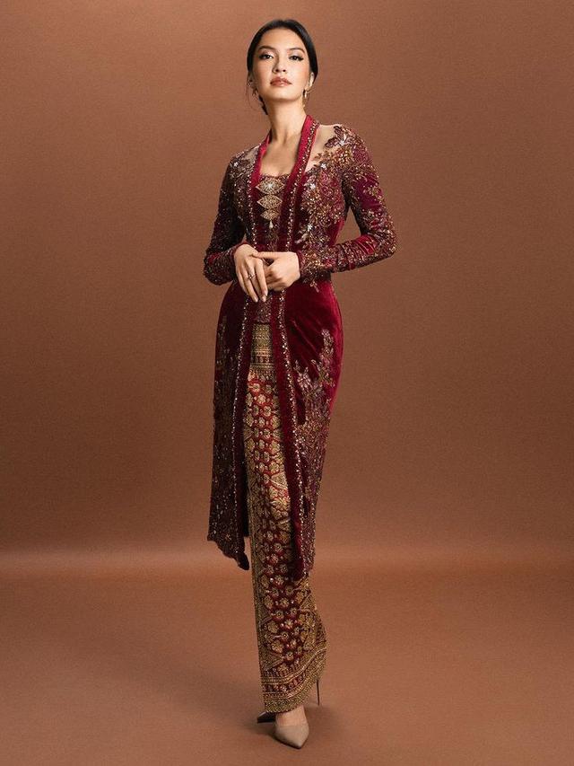 Inspirasi Busana Serba Merah Bernuansa Wastra Nusantara  saat Imlek