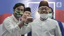Ketua Umum PAN Zulkifli Hasan dan bakal calon Wali Kota Solo Gibran Rakabuming Raka melakukan salam komando saat menggelar pertemuan di Jakarta, Rabu (12/8/2020). PAN telah resmi memberikan dukungannya kepada Gibran Rakabuming dan Teguh Prakosa pada Pilkada Solo 2020. (merdeka.com/Iqbal Nugroho)