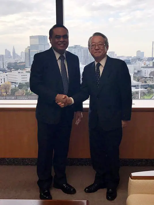 Wakapolri Komjen Syafruddin bersalaman dengan Commissioner General NPA Japan Mr. Masayoshi Sakaguchi di Tokyo, Jepang,  (7/12). Dalam kunjungannya Polri meminta pemerintah Jepang untuk memperluas kerjasama. (Dok Polri)