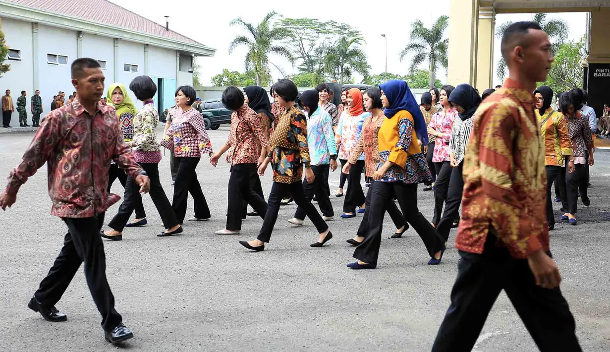 Kereta kuda dari Solo berjalan di barisan depan, lengkap dengan kusir yang juga didatangkan dari kota asal Kahiyang Ayu. Sayangnya bagian kereta sendiri masih belum ditampilkan dan ditutup dengan kain hitam. (Deki Prayoga/Bintang.com)