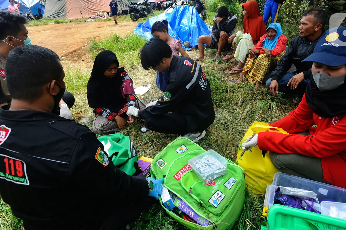 pemeriksaan medis pengungsi korban gempa