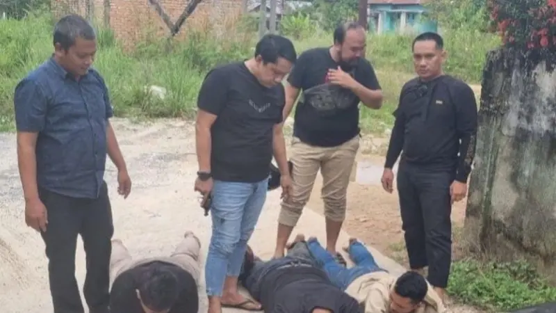 Penangkapan pelaku penculikan anak yang dilakukan personel Polda Riau.