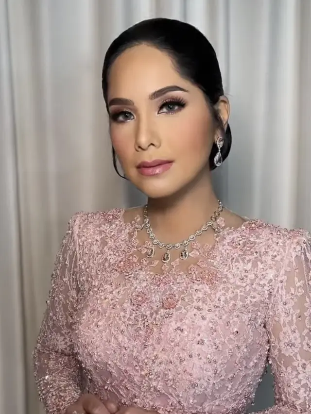 Istri Menteri Baru Kabinet Prabowo saat Pelantikan Suami.