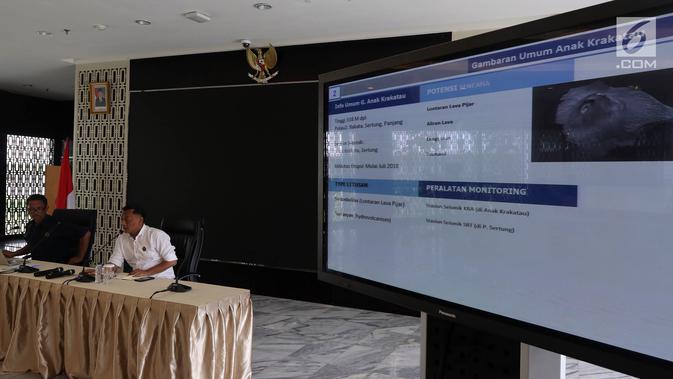 Konferensi pers terkait status Gunung Anak Krakatau di Kementerian ESDM, Jakarta, Kamis (12/27). Peningkatan status Gunung Anak Krakatau lantaran masih berlangsung erupsi di kawah gunung. (Liputan6.com/JohanTallo)