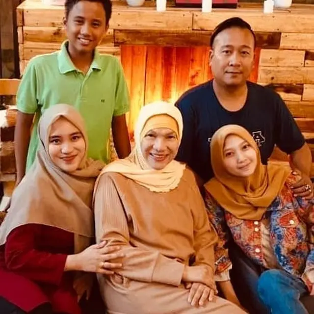6 Momen Kenangan Dorce Gamalama dengan Anak Angkatnya, Harmonis