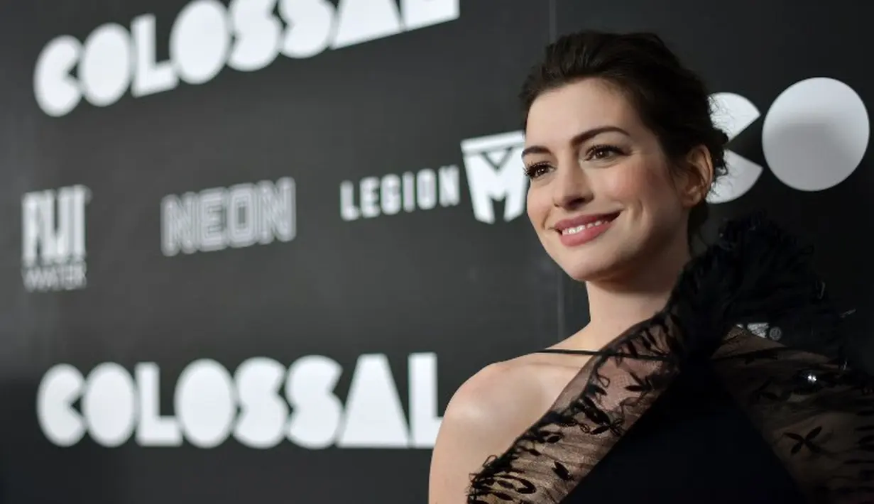 Sebelum, menjadi Catwoman, Anne Hathaway terpilih untuk menjadi Black Cat. Namun karena Spider-Man 4 tak jadi dibuat, ia pun harus merelakan perannya. (MIKE COPPOLA / GETTY IMAGES NORTH AMERICA / AFP)