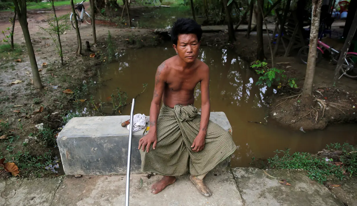 Khin Naing (50), duduk di dekat rumahnya di Yangon, 3 Juni 2016. Khin Naing merupakan seorang mantan tentara Myanmar yang kehilangan kedua kakinya pada 2009 setelah menginjak ranjau saat bertugas melawan kelompok etnis bersenjata. (REUTERS/Soe Zeya Tun)