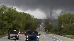 Tornado mulai mendarat dekat U.S. Route 275 di dekat sungai Platte di Omaha, Nebraska, pada hari Jumat, 26 April 2024. (Chris Machian/Omaha World-Herald via AP)