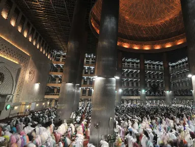 Jemaah saat menunaikan salat tarawih malam pertama Ramadan 1439 H di Masjid Istiqlal, Jakarta, Rabu (16/5). Tarawih malam pertama Ramadan 1439 H di Masjid Istiqlal dihadiri oleh ribuan jemaah. (Merdeka.com/Iqbal Nugroho)