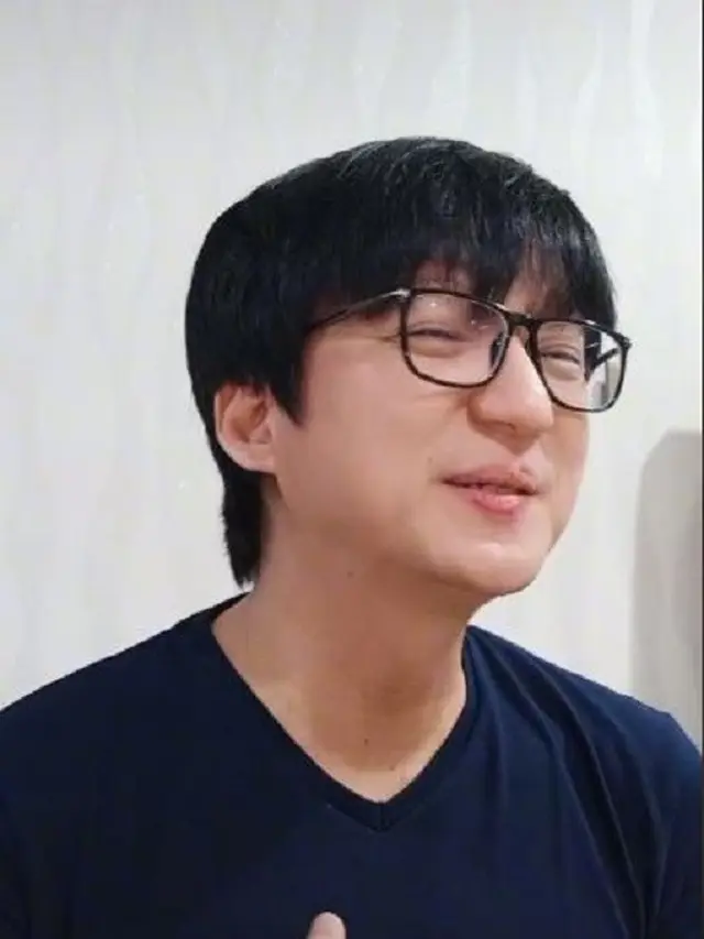 6 Potret Juna Ong, Konten Kreator yang Mirip Jackie Chan Muda