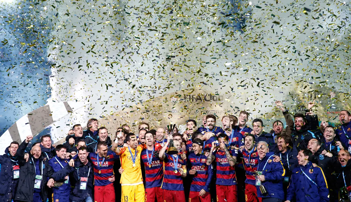 Pemain Barcelona berselebrasi mengangkat trofi Piala Dunia Antarklub 2015 usai menundukkan River Plate 3-0, dalam pertandingan di Stadion Internasional Yokohama, Jepang, Minggu (20/12). Barca menaklukan River Plate 3-0. (Reuters/Thomas PeterLivepic)