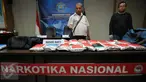 Petugas BNN menghitung jumlah barang bukti yang diperlihatkan saat rilis di Jakarta, Jumat (22/4/2016). BNN berhasil menyita 150.298 butir pil ekstasi dari seorang tersangka di kawasan Pulogebang, Jakarta Timur. (Liputan6.com/Helmi Fithriansyah)
