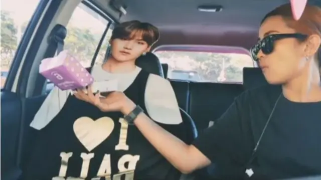 Liburan Unik Dinda Kanya Dewi, Bawa Patung Gambar Suga BTS ke Bali