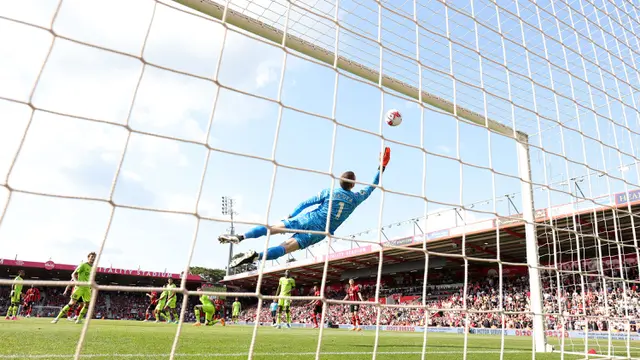 Foto: Pamer Penghargaan Sarung Tangan Emas, Berikut Ini 8 Aksi Ciamik David De Gea di Bawah Mistar Gawang MU