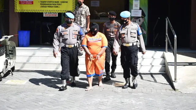 Ibu yang jual anaknya untuk prostitusi ditangkap polisi. (Dian Kurniawan/Liputan6.com)