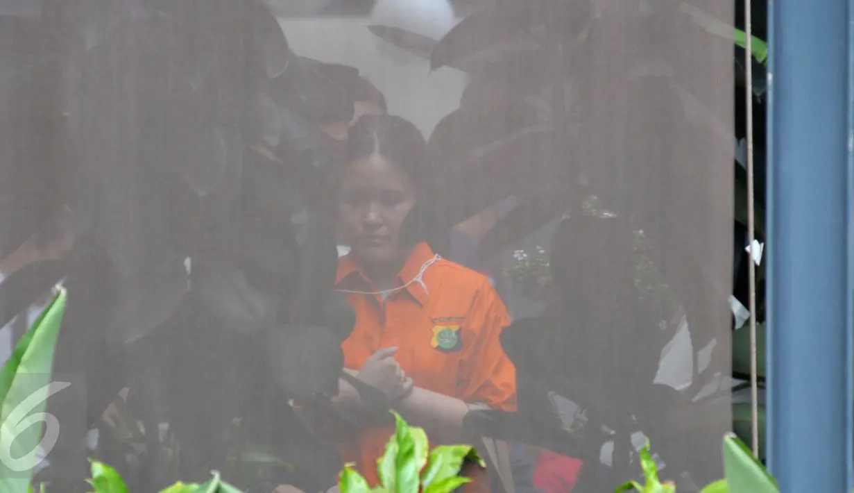 Jessica Kumala Wongso saat menjalani rekonstruksi sebagai tersangka di Kafe Olivier Grand Indonesia, Jakarta, Minggu (7/2). Dalam reka ulang tersebut tim penyidik Polda Metro Jaya melakukan sebanyak 50 adegan. (Liputan6.com/Herman Zakharia)