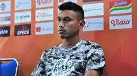 Penyerang sayap Arema FC, Rifaldi Bawuoh mulai dikenal dengan selebrasi unik. (Bola.com/Iwan Setiawan)