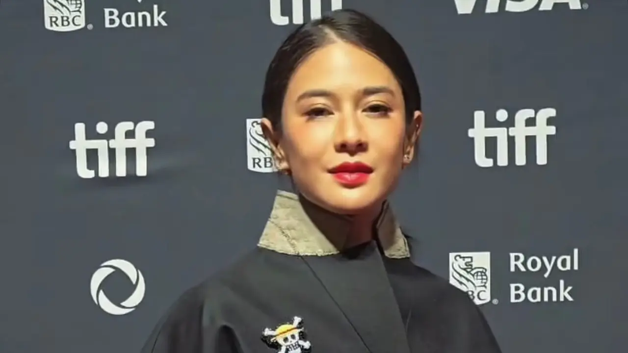 Tampilan Dian Sastrowardoyo dari riasan makeup hingga ootd di Toronto International Film Festival 2025. [@therealdisastr]