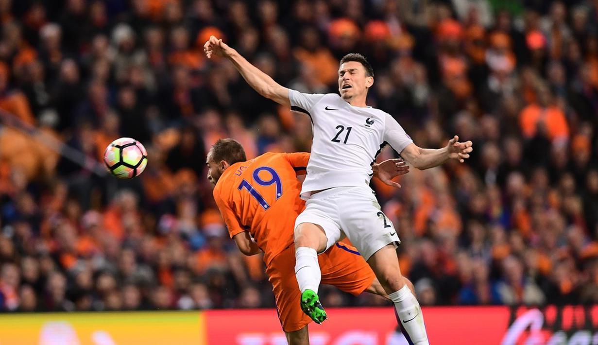Pemain Belanda, Bas Dost (kiri), berduel dengan pemain Prancis, Laurent Koscielny, pada laga Grup A Kualifikasi Piala Dunia 2018 zona Eropa, di Amsterdam ArenA, Selasa (11/10/2016) dini hari WIB. (AFP/Emmanuel Dunand)