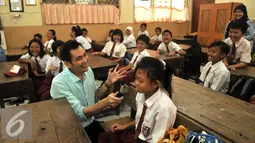 Mantan Abang Jakarta berdiskusi dengan murid saat Pendidikan Nasional 2016 di SDN 01 Pagi Tegal Parang, Jakarta, Senin (2/5). Kegiatan ini bertujuan untuk memberikan Inspirasi kepada siswa sebagai generasi penerus bangsa. (Liputan6.com/Gempur M Surya)