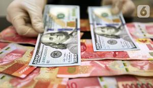 Karyawan menunjukkan uang dolar AS dan rupiah di Jakarta, Rabu (30/12/2020). Nilai tukar rupiah di pasar spot ditutup menguat 80 poin atau 0,57 persen ke level Rp 14.050 per dolar AS. (Liputan6.com/Johan Tallo)