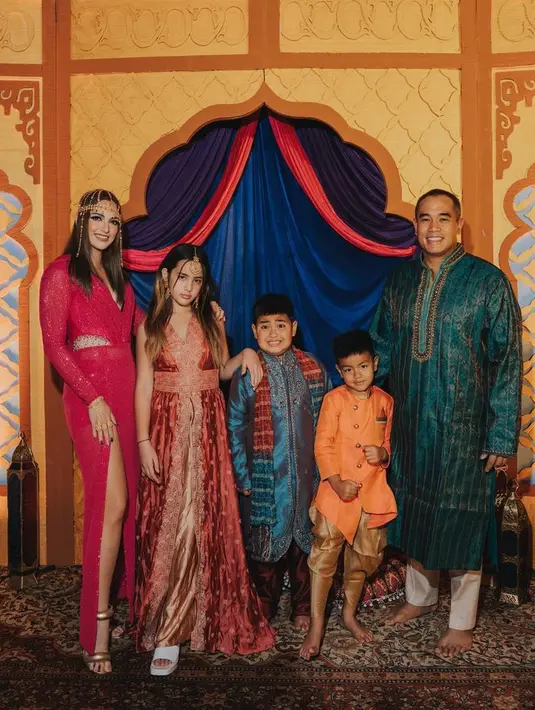 Foto keluarga merayakan ulang tahun sekaligus Lebaran. Bersama Ardi Bakrie yang memakai gamis atau thawb warna hijau dan celana krem. [Foto: @ramadhaniabakrie]