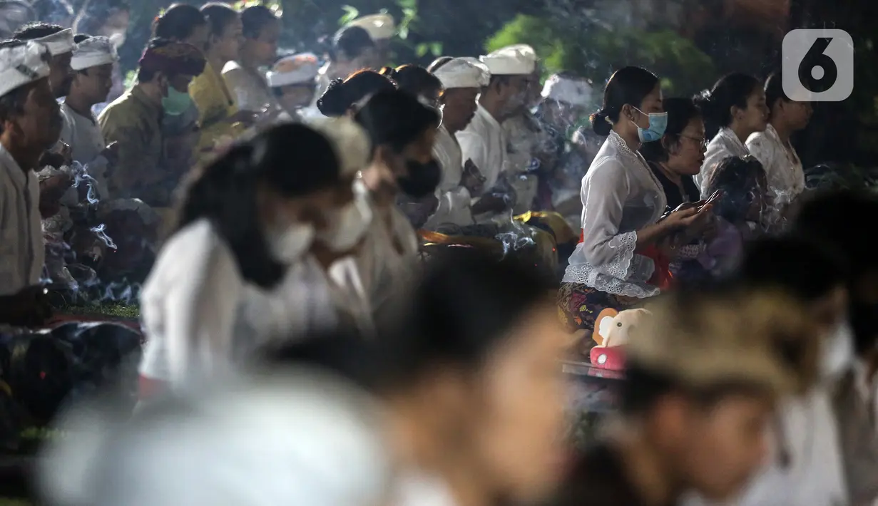 Umat Hindu Bali saat merayakan Hari Raya Galungan di Pura Amerta Jati, Jalan Punak, Pangkalan Jati, Cinere, Depok, Jawa Barat, Rabu (8/6/2022). Hari Raya Galungan merupakan hari merayakan kemenangan kebaikan (Dharma) melawan kejahatan (Adharma). (Liputan6.com/Johan Tallo)
