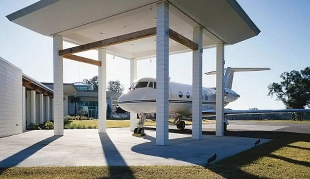 Selain Boeing 707 pribadi miliknya yang berbendera Qantas Airlines, John juga memiliki jet pribadi.(architecturendesign.net)