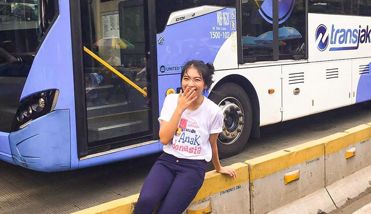 Shania Gracia JKT48 bahkan tidak merasa jaim saat berfoto di trotoar dekat dengan bus TransJakarta. Apalagi gaya fotonya yang candid membuat perempuan berusia 20 tahun ini semakin terlihat lucu dan menggemaskan. (Liputan6.com/IG/@jkt48gracia)