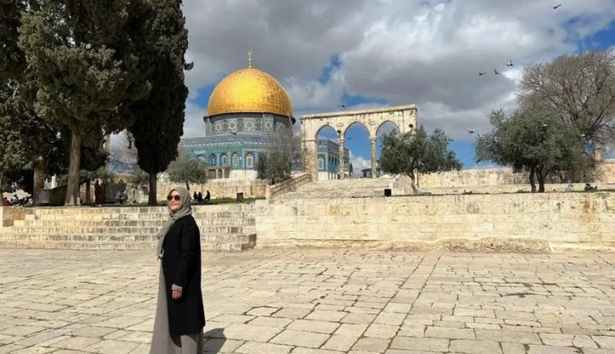 Pashmina tersebut dipadukan dengan outer hitam panjang serta celana kulot warna nude.