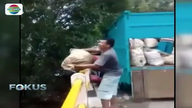 Sebuah video amatir hasil rekaman warga memperlihatkan sejumlah pria sedang membuang sampah yang dibawa dengan truk ke sungai di Wonosobo.