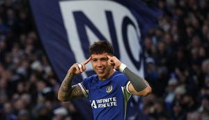 Gelandang Chelsea, Enzo Fernandez, merayakan gol yang dicetaknya ke gawang Brighton and Hove Albion dalam laga pekan 14 Liga Inggris 2023/2024 di Stamford Bridge, Minggu 3/12/2023) malam. (Adrian DENNIS / AFP)