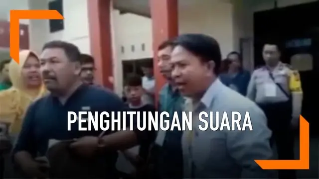 Rapat pleno rekapitulasi penghitungan suara di kecamatan Mamuju Sulawesi Barat berlangsung ricuh. Sejumlah sakai dari parpol marah dan keluar dari ruang rapat. Mereka tidak menerima hasil rekapitulasi yang dinilai banyak kejanggalan.