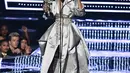 Kegembiraan Rihanna malam itu bertambah. Rihanna mendapatkan penghargaan Michael Jackson Video Vanguard Award malam dalam MTV VMA 2016. Tidak hanya itu, Drake juga mengungkapkan cintanya secara langsung diatas panggung. (AFP/Bintang.com)