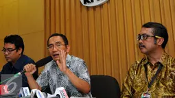 Pimpinan KPK, Adnan Pandu Praja (tengah) saat konferensi pers terkait laporan kekayaan dari Bakal Calon Kepala Daerah, Jakarta, Kamis (23/7/2015). Sebanyak 602 bakal calon kepala daerah sudah melaporkan kekayaannya ke KPK. (Liputan6.com/Yoppy Renato)