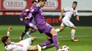 Striker Real Madrid, Alvaro Morata, berusaha dihadang pemain Cultural Leonesa, Ivan Gonzalez, pada leg pertama babak 32 besar Copa del Rey di Reino de Leon, Leon, Rabu (26/10/2016). (AFP/Cesar Manso)