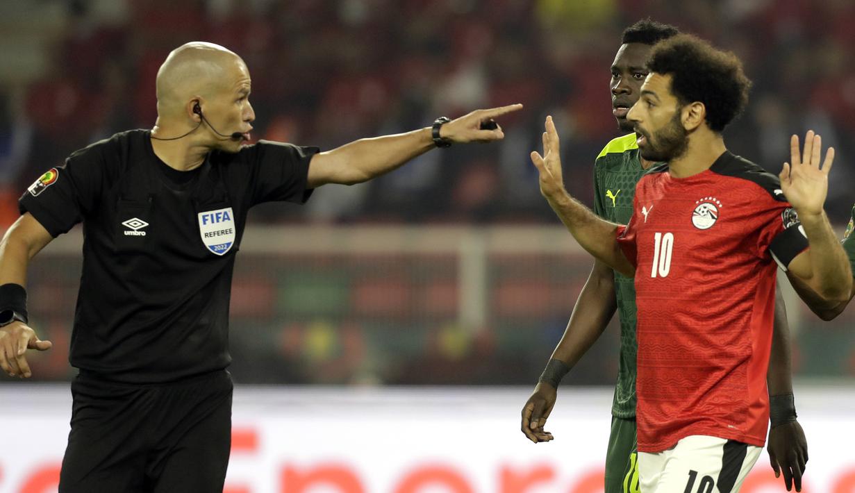 Striker Mesir, Mohamed Salah memprotes keputusan wasit Victor Gomes dalam laga final Piala Afrika 2021 menghadapi Senegal di Stade d'Olembe, Yaounde, Kamerun (6/2/2022). (AP/Sunday Alamba)