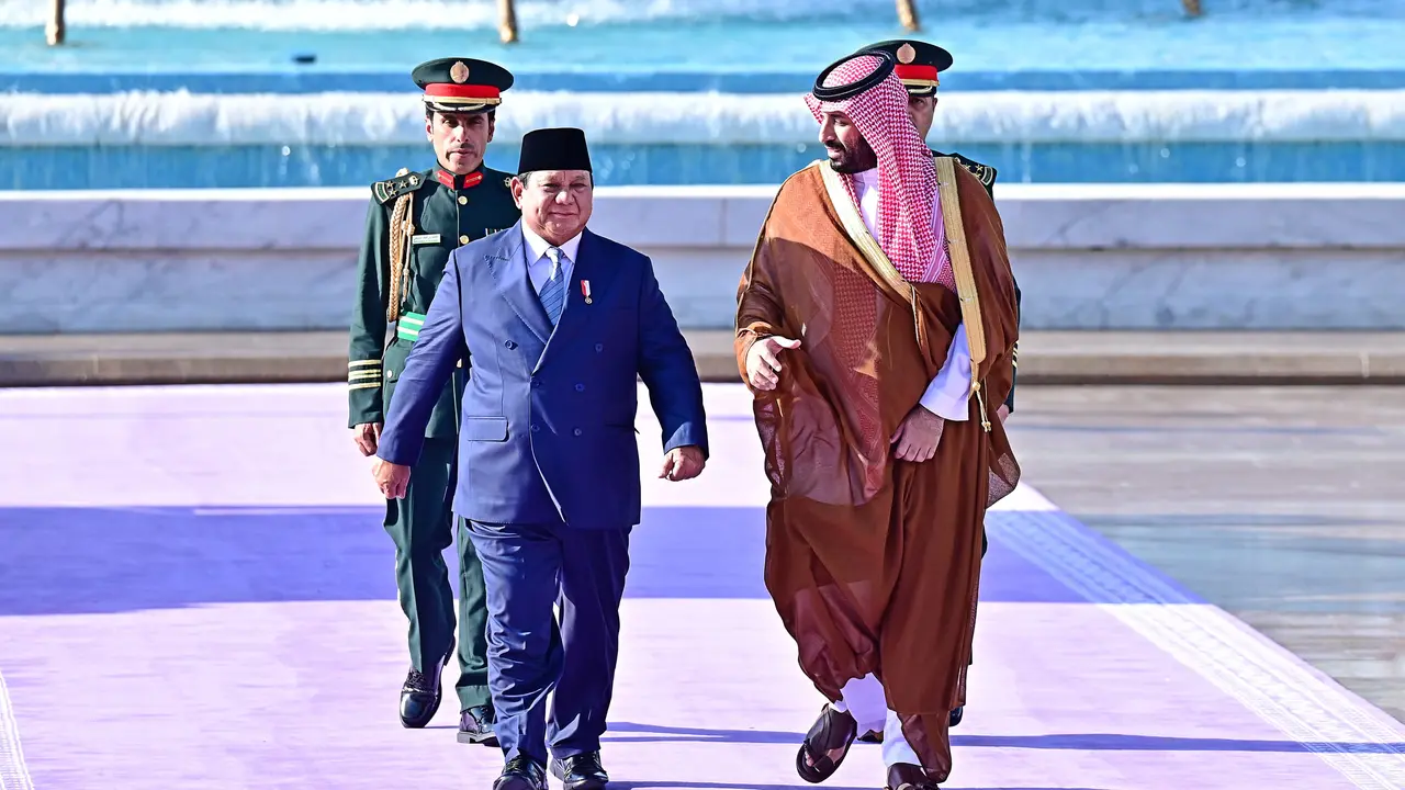 Presiden Prabowo Subianto disambut Putra Mahkota sekaligus Perdana Menteri Arab Saudi, Pangeran Mohammed bin Salman Al Saud (MBS) di Istana Al-Salam, Jeddah, Rabu, 2 Juli 2025. (Foto: Muchlis Jr - Biro Pers Sekretariat Presiden)