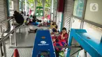 Korban banjir mengungsi di Halte Transjakarta Dispenda Samsat Barat, Jakarta Barat, Jumat (3/1/2020). Para korban terpaksa mengungsi ke halte tersebut akibat kurangnya posko pengungsian di sekitar lokasi terdampak banjir. (Liputan6.com/Faizal Fanani)