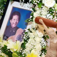 Sebelum dimakamkan di TPU Kampung Kandang, Jagakarsa, Selatan, jenasah maestro jazz di  semayamkan di Rumah Duka Heaven, Rumah Sakit Dharmais, Jakarta Barat, Minggu (6/3). (Deki Prayoga/Bintang.com)