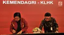 Mendagri Tjahjo Kumolo (kanan) bersama Menteri LHK Siti Nurbaya menandatangani Nota Kesepahaman di Jakarta, Selasa (19/2). Kemendagri, MK, KLHK, OJK, dan PPATK menyepakati kerja sama pemanfaatan data kependudukan. (Merdeka.com/Iqbal Nugroho)