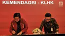 Mendagri Tjahjo Kumolo (kanan) bersama Menteri LHK Siti Nurbaya menandatangani Nota Kesepahaman di Jakarta, Selasa (19/2). Kemendagri, MK, KLHK, OJK, dan PPATK menyepakati kerja sama pemanfaatan data kependudukan. (Merdeka.com/Iqbal Nugroho)