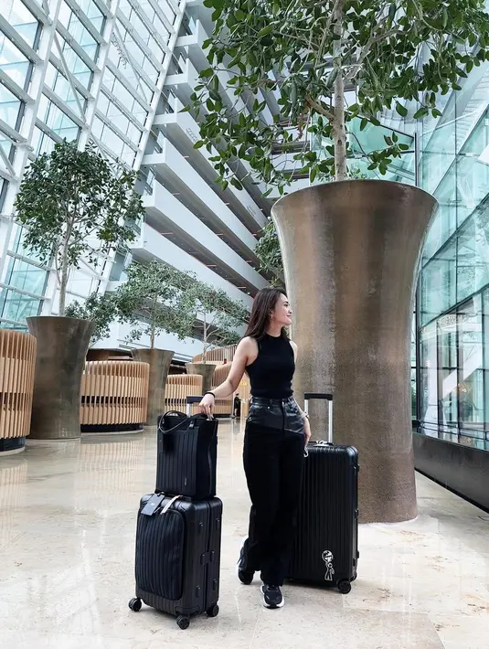 Bepergian selalu diawali dengan airport look. Michelle kembali mengenakan all black outfit, berupa tank top, yang dipadu dengan celana panjang, dan sneakers, membawa beberapa koper yang semuanya berwarna hitam. Foto: Instagram.