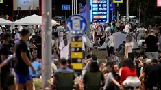 Para pengunjuk rasa memblokir jalan-jalan utama saat mereka berdemonstrasi menuntut pembebasan rekan-rekan mereka yang ditahan dalam protes pada malam sebelumnya di Beograd, Serbia pada 29 Juni 2025. (OLIVER BUNIC/AFP)