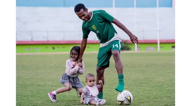 7 Potret Kapten Persebaya Ruben Sanadi Bersama Keluarga Kecilnya, Kompak Banget